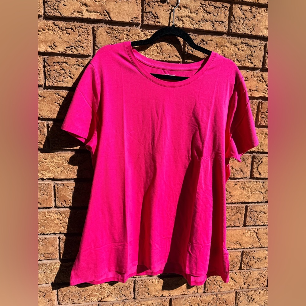 ▪️‎ 4/$25- Amazon Essentials Fuchsia Scoopneck T-shirt